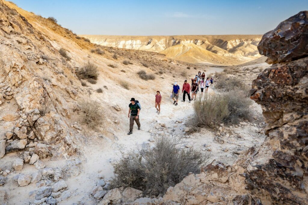 מטיילים בנחל חווארים אחרי המדריך 