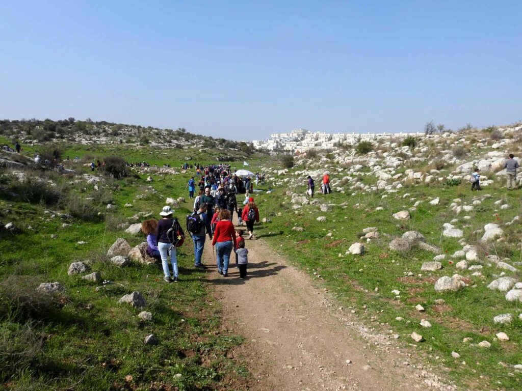 מטיילים בגבעות מודיעין מהגב 