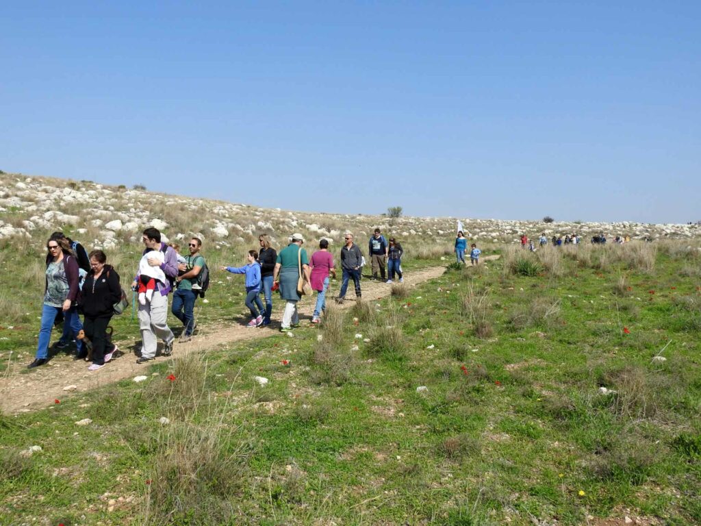 מטיילים בשביל בגבעות מודיעין 