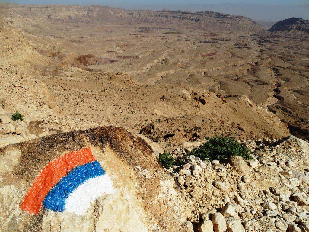 סימון שביל ישראל מעל נוף מדברי רחב