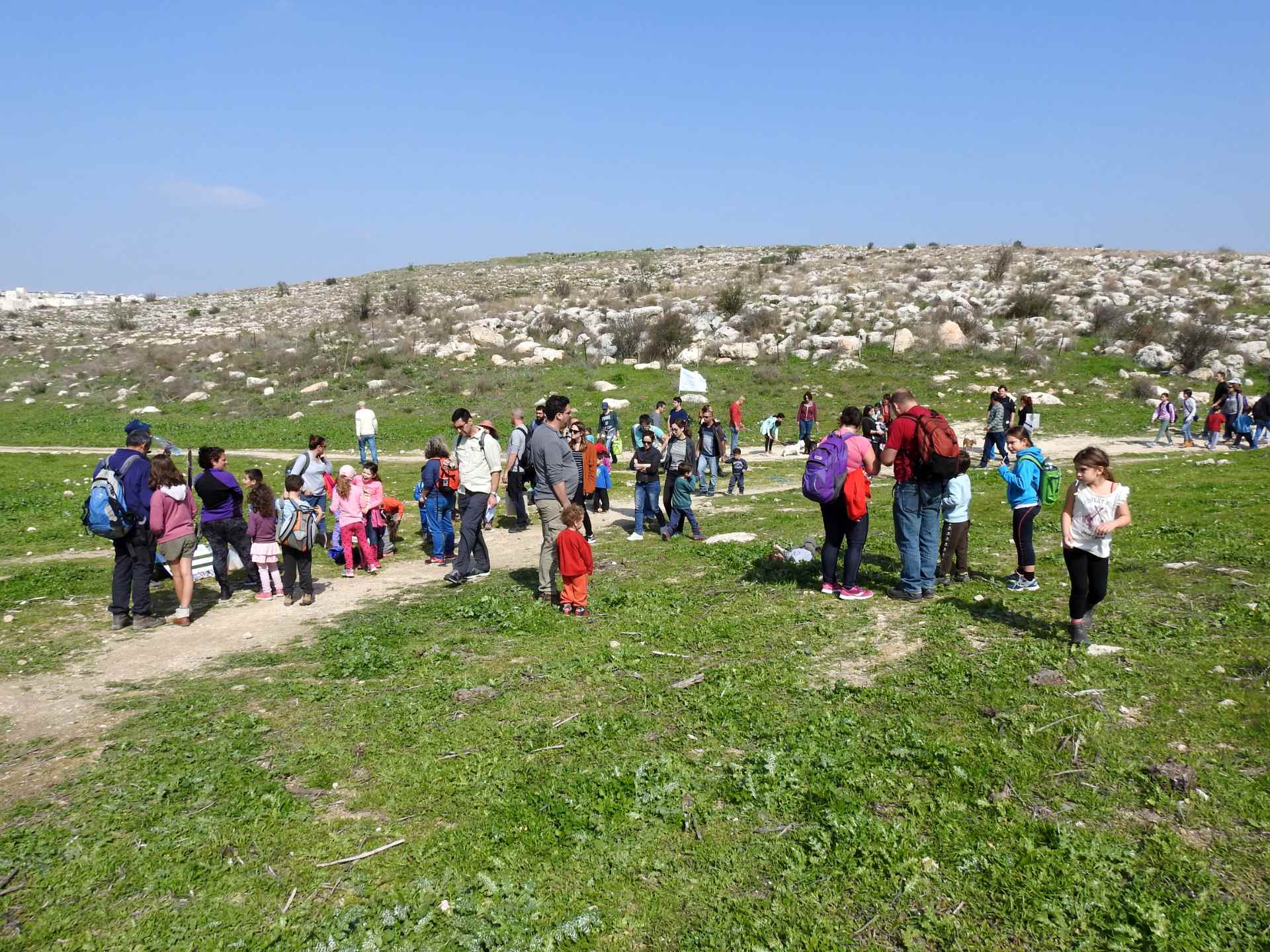 משפחות מתכנסות בגבעות מודיעין