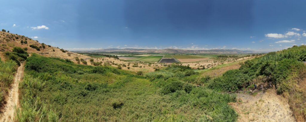 צילום נוף רחב מהאוויר של עין דבשה