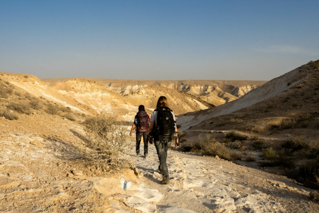 נערות מטיילות בנחל חווארים 