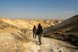 נערות מטיילות בנחל חווארים