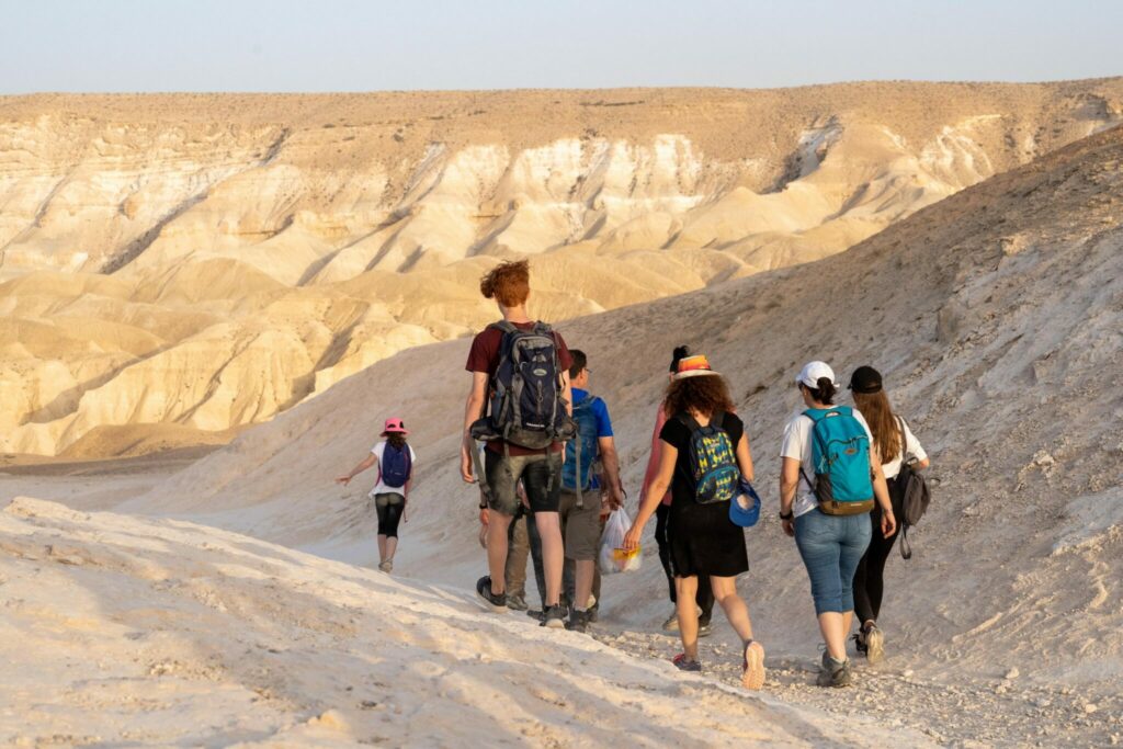 מטיילים צועדים בנחל חווארים, צילום מהגב 