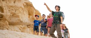 נחל חווארים. ילדים מטיילים עם מדריך