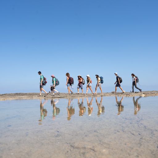 מטיילים בחוף אכזיב