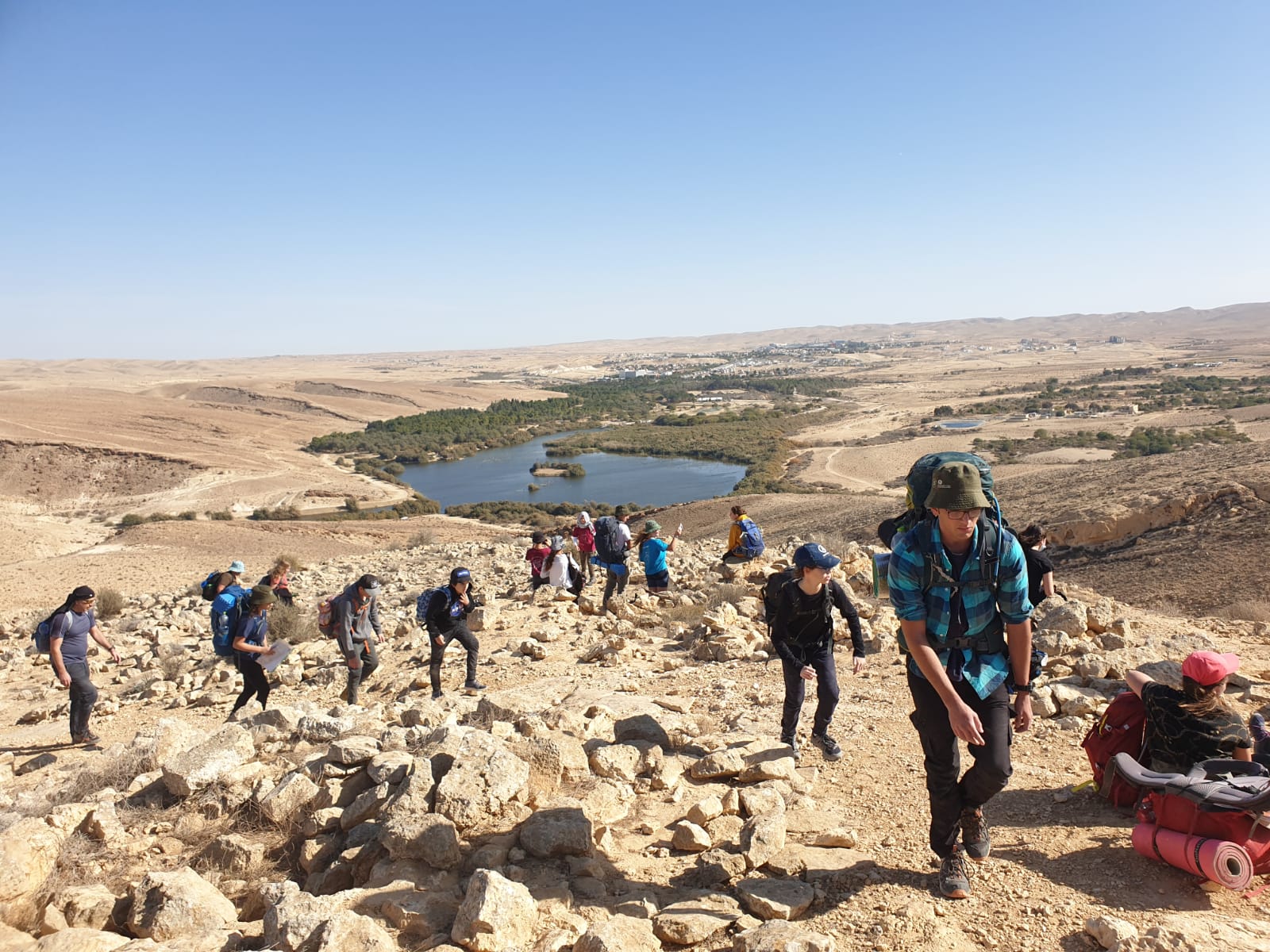 טיול חוגי סיירות באיזור מדברי עם אגם ברקע