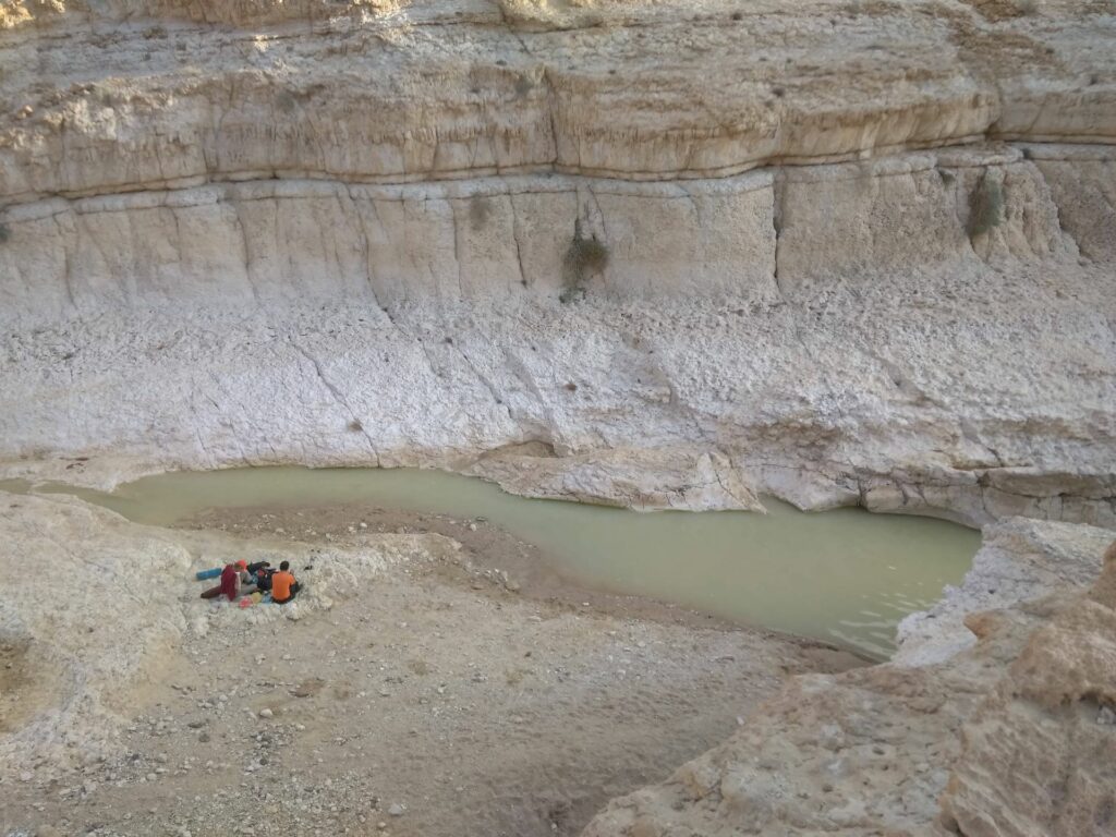 מטיילים בנחל נקרות 