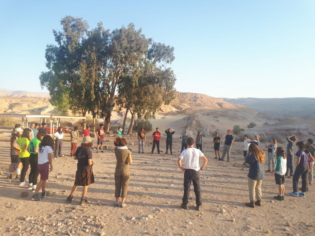 קורס הכשרת מדריכים בדרום כולם עומדים במעגל בשטח 