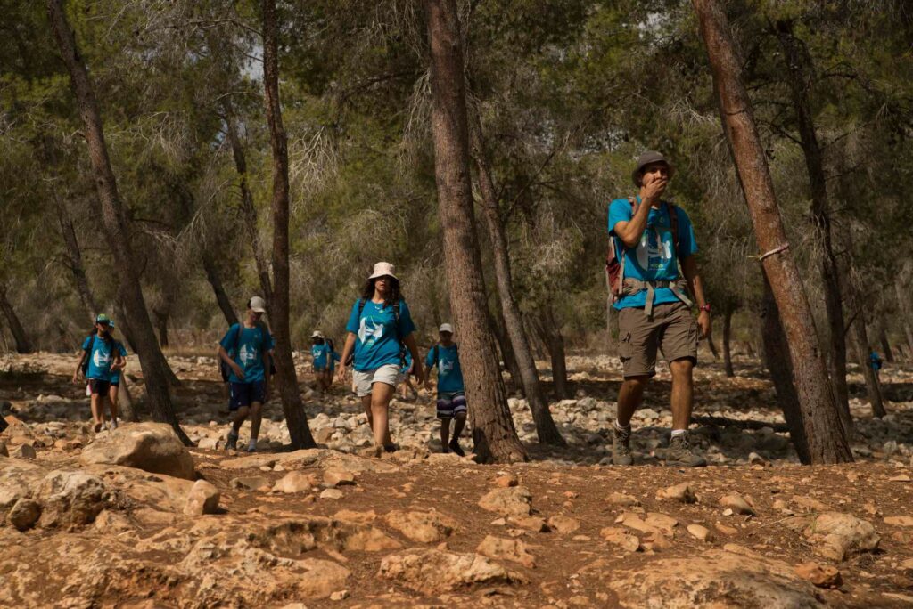 ילדים מטיילים ביער במחנה קיץ של החברה להגנת הטבע 