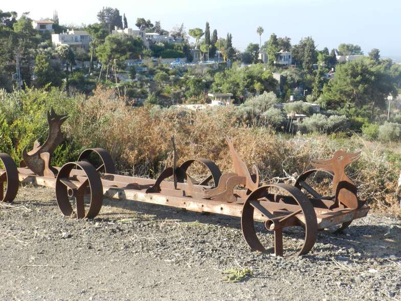 אזור עירוני ומלא עצים. מקטע 14 בשביל ישראל