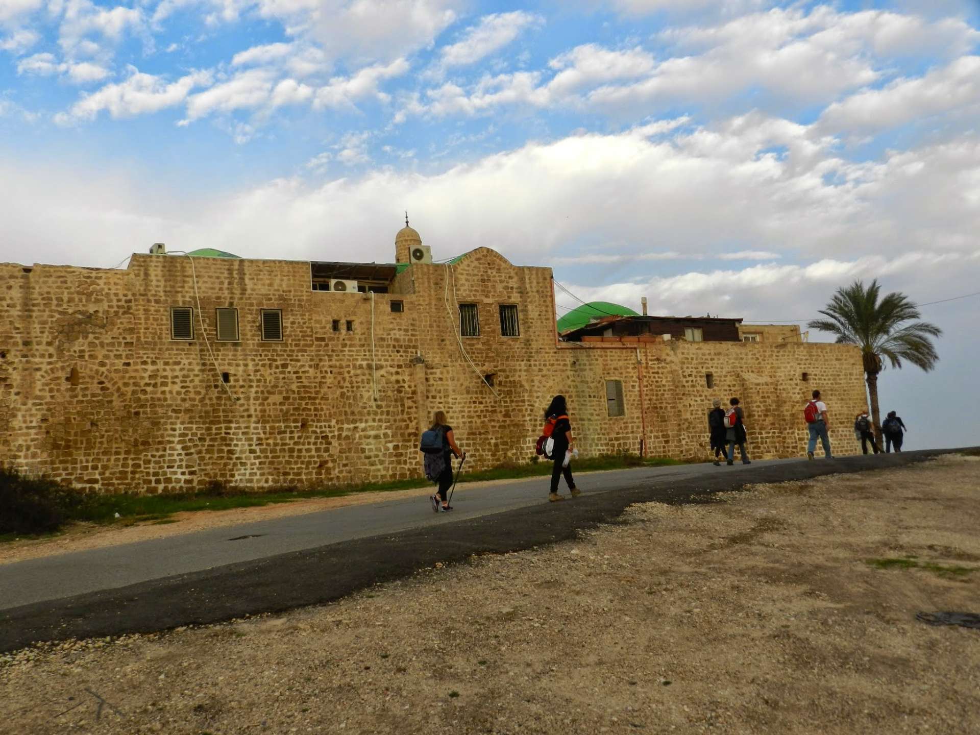 מטיילים ליד מסגד סידנא עלי במקטע 18 בשביל ישראל