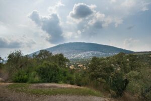 נוף להר תבור ומסביבו גבעות מלאות ירוק