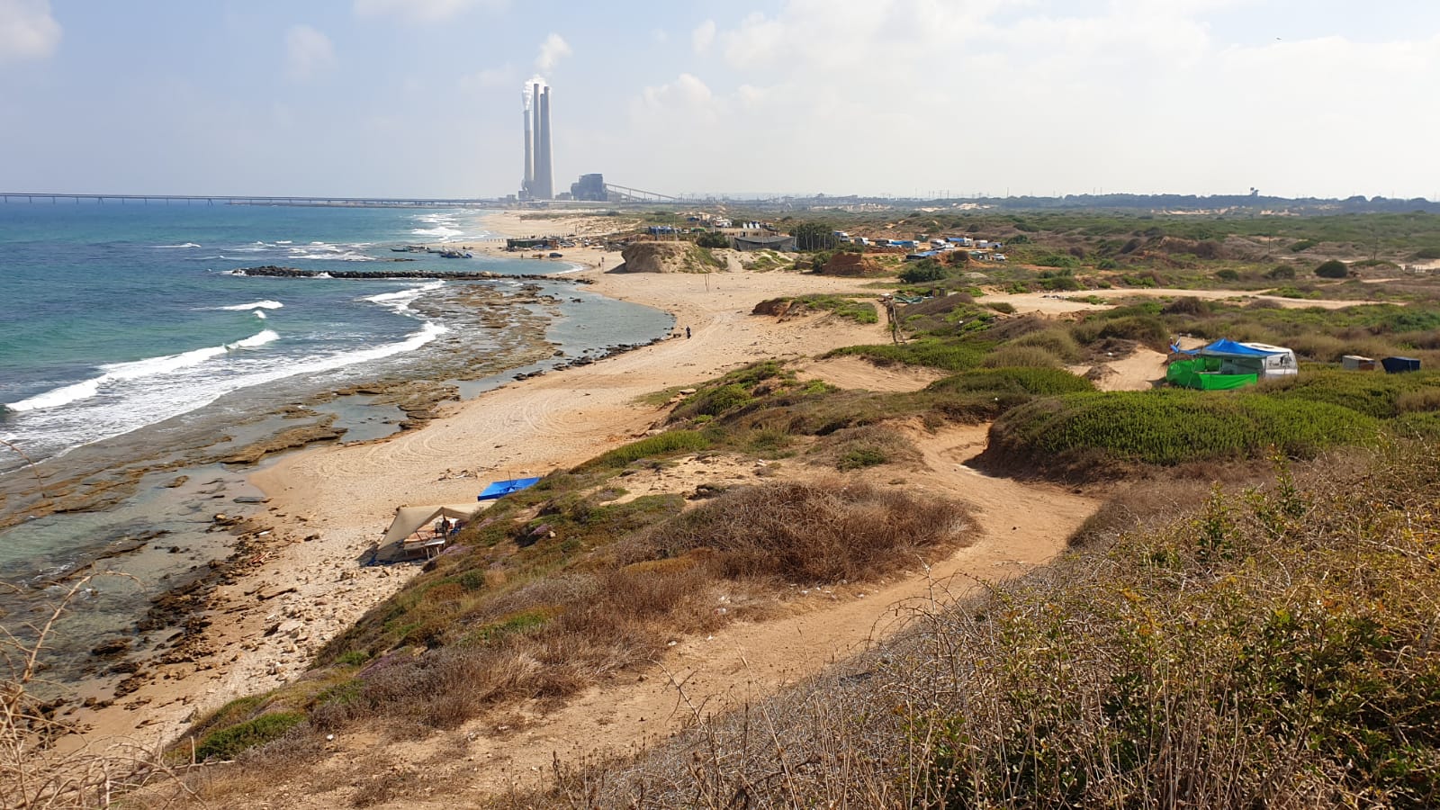 חוף הים בחדרה ובמרחק ארובות