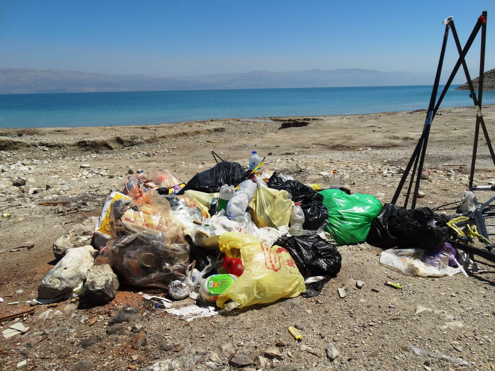 ערימת אשפה בחוף ים