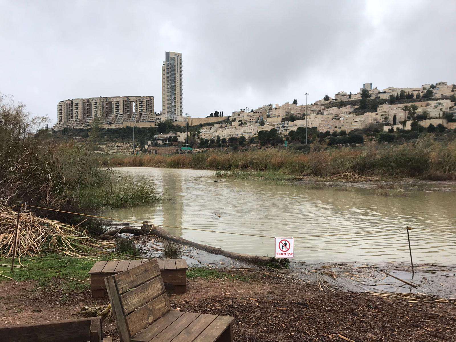 שיטפון ליד בנייני מגורים