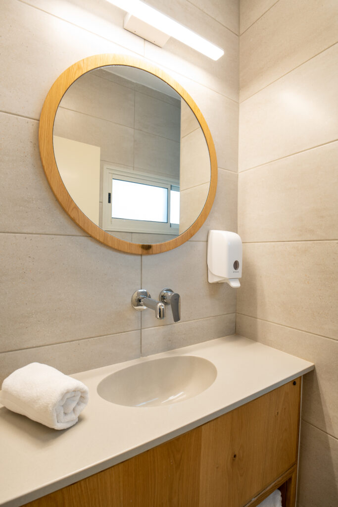 מקלחת בבית ספר שדה אכזיב 