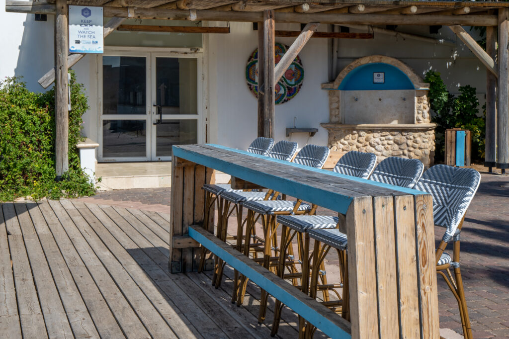 בר חיצוני מחוץ לחדר האוכל בית ספר שדה אכזיב 