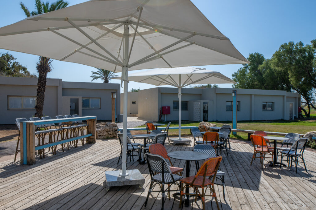 רחבת שולחנות מחוץ לחדר האוכל בבית ספר שדה אכזיב 