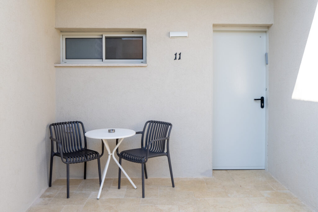 כניסה לחדר בבית ספר שדה אכזיב, שולחן קפה עם 2 כיסאות 