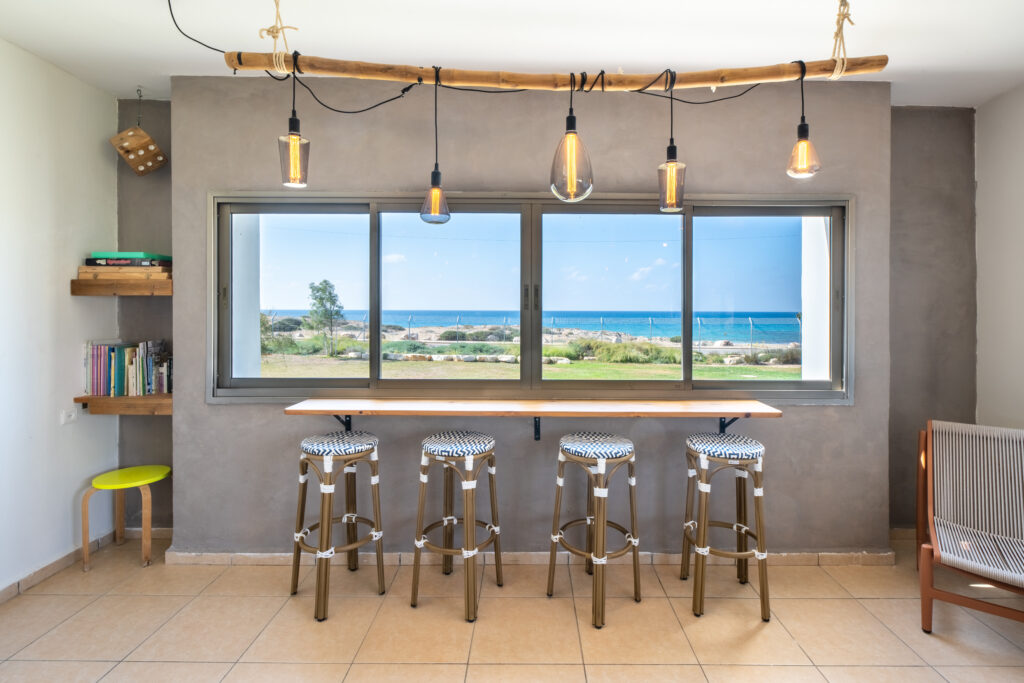 חדר המועדון בבית ספר שדה אכזיב, נוף לים, כסאות בר 