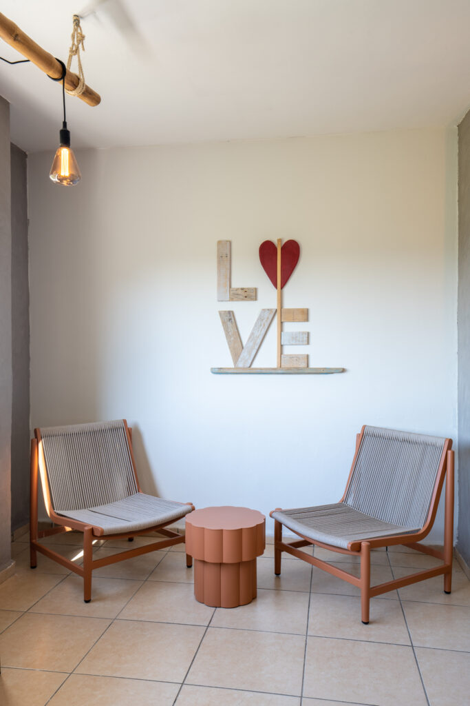 פינת ישיב העם 2 כיסאות ליד שולחן קטן בחדר המועדון בבית ספר שדה אכזיב 