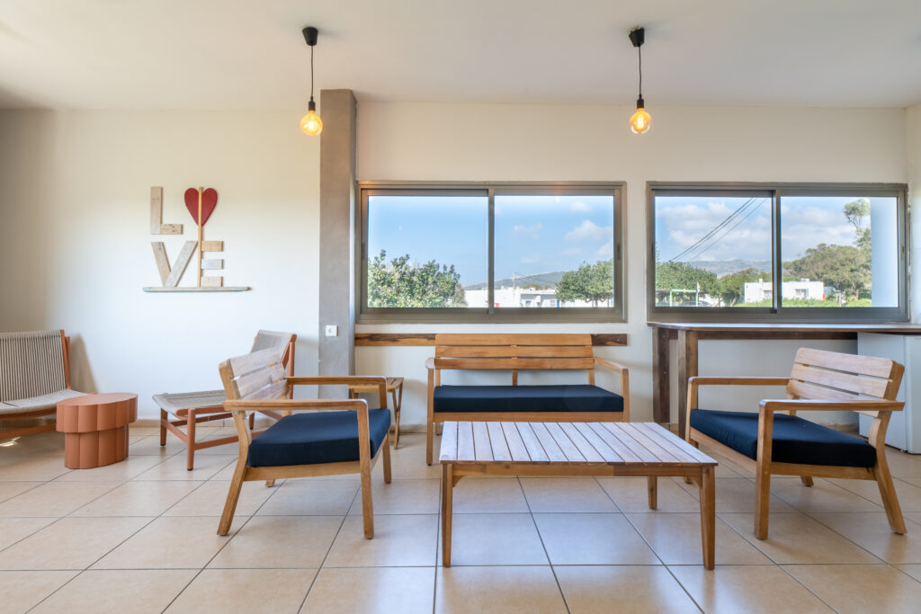 חדר המועדון בבית ספר שדה אכזיב, ספות ישיבה 