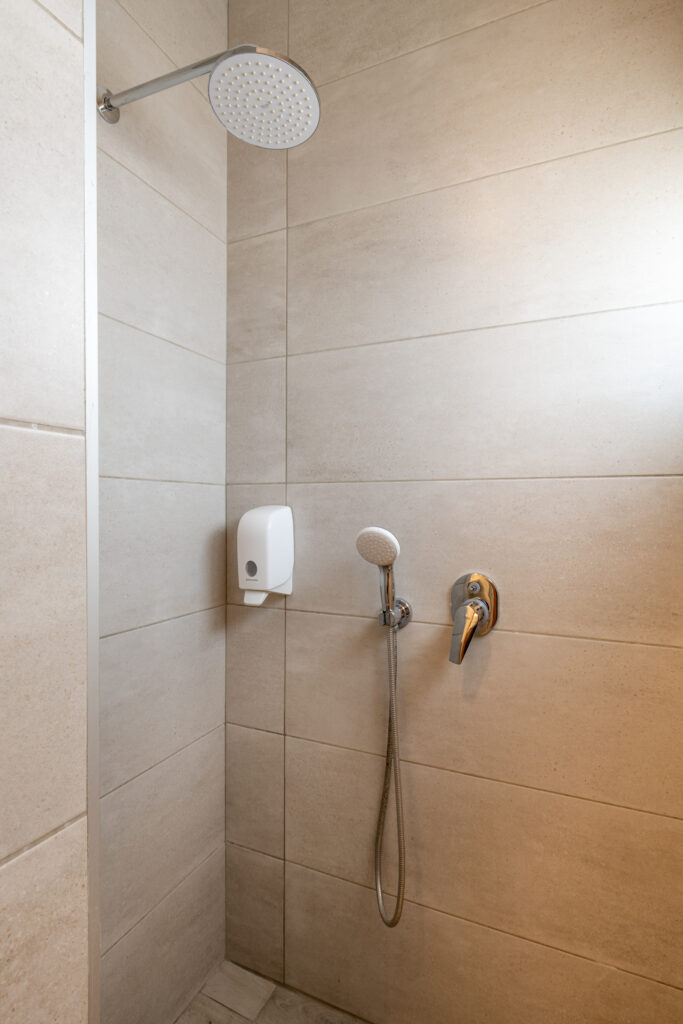 פנים המקלחת בבית ספר שדה אכזיב, טוש ודוש 