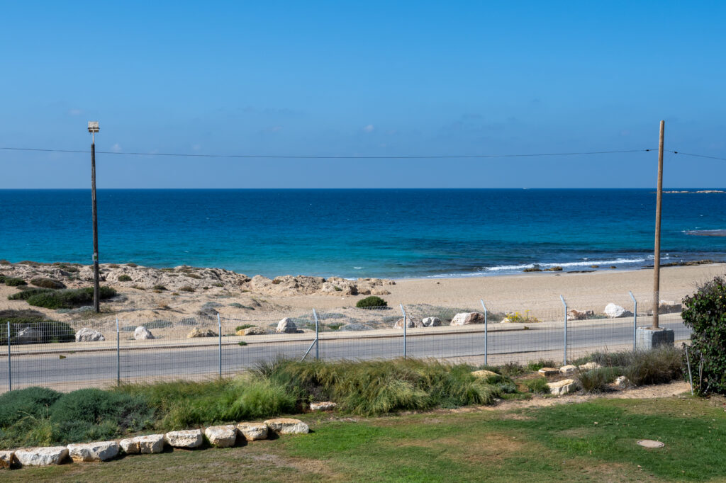 נוף ממתחם בית ספר שדה אכזיב לכיוון החוף של אכזיב 