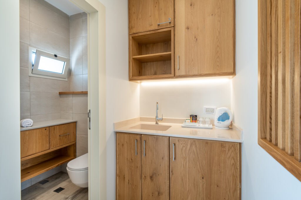 חדר מקלחת בבית ספר שדה אכזב, כיור של מטבחון וכיור במקלחת ואסלה 