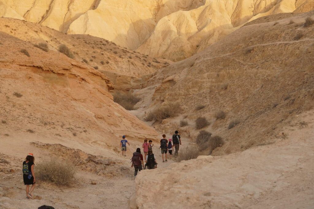 קבוצת מטיילים במכתש רמון 