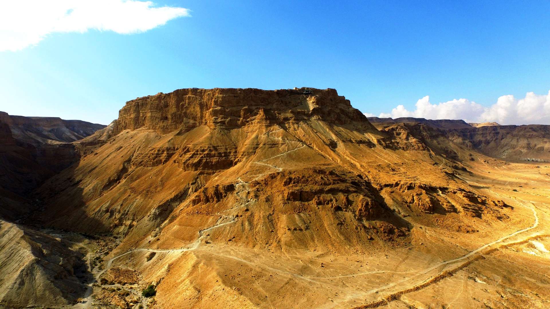 תמונת נוף של מצדה מרחוק