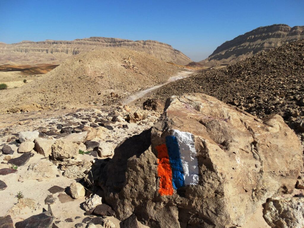 מסלול טיול מדברי במכתש הקטן ועל אחד הסלעים סימון של שביל ישראל