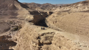 קבוצת מטיילים בעין ירקעם