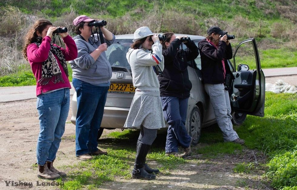 נשים בהכשרת צפריות בתחנה לחקר ציפורי ירושלים