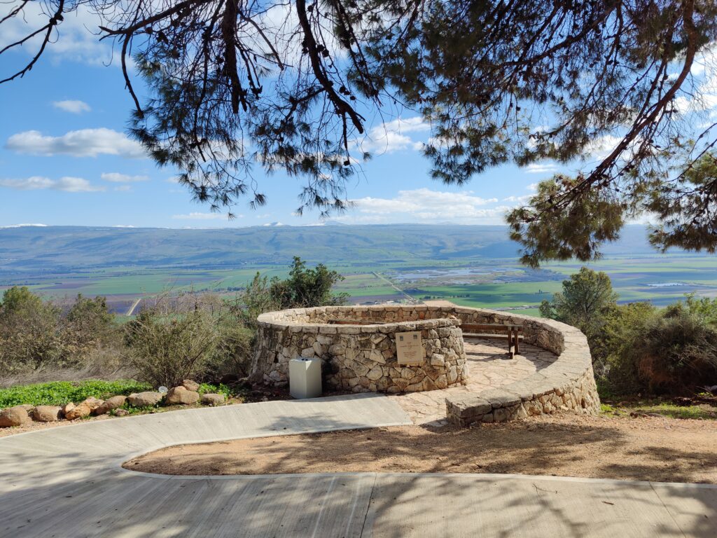 נוף של גבעות ירוקות נשקף מנקודת תצפית במצודת כ