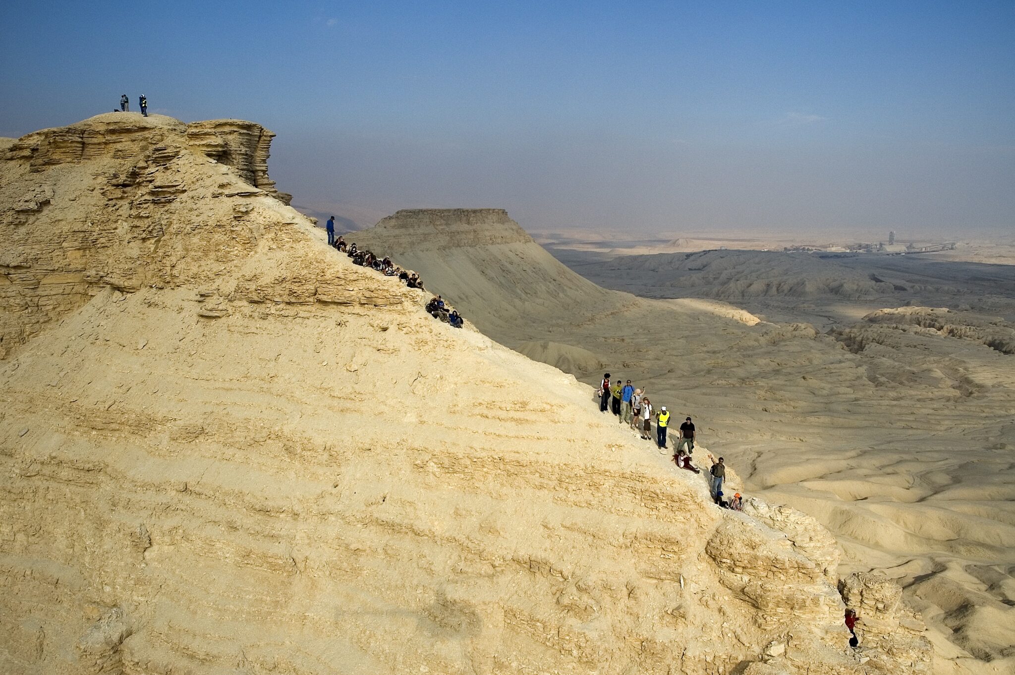 מפגינים מטפסים על הר צין