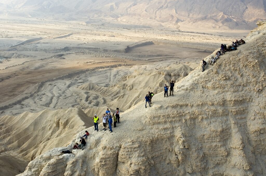 מפגינים מטפסים על הר צין 