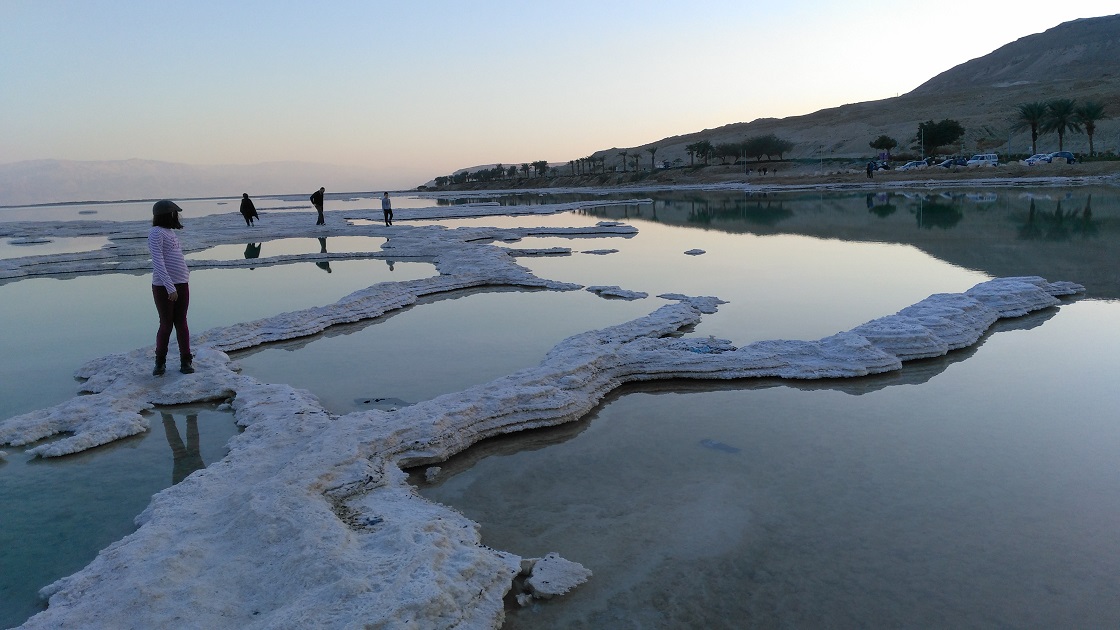אנשים בלגונות המלח בים המלח