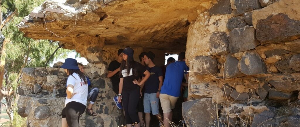 ילדים מטיילים במוצב תל פאחר בגולן 
