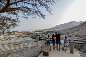 מטיילים משקיפים על הנוף של הרי עין גדי