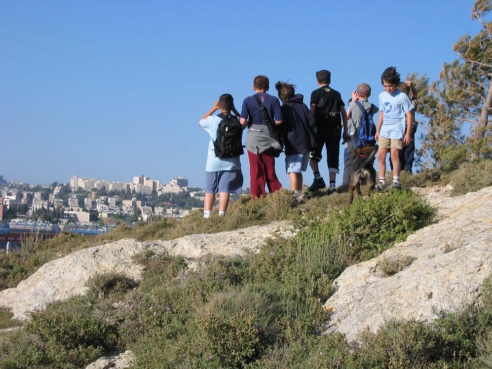 ילדים משקיפים במצפה נפתוח שבירושלים