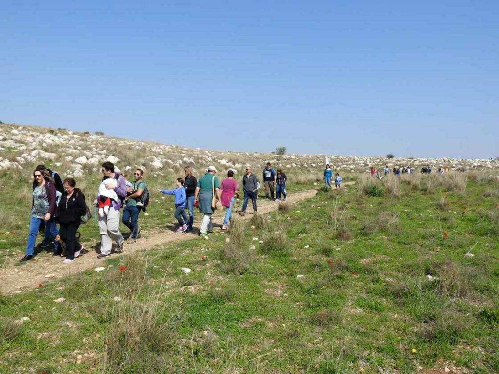 מטיילים בשביל בגבעות מודיעין 