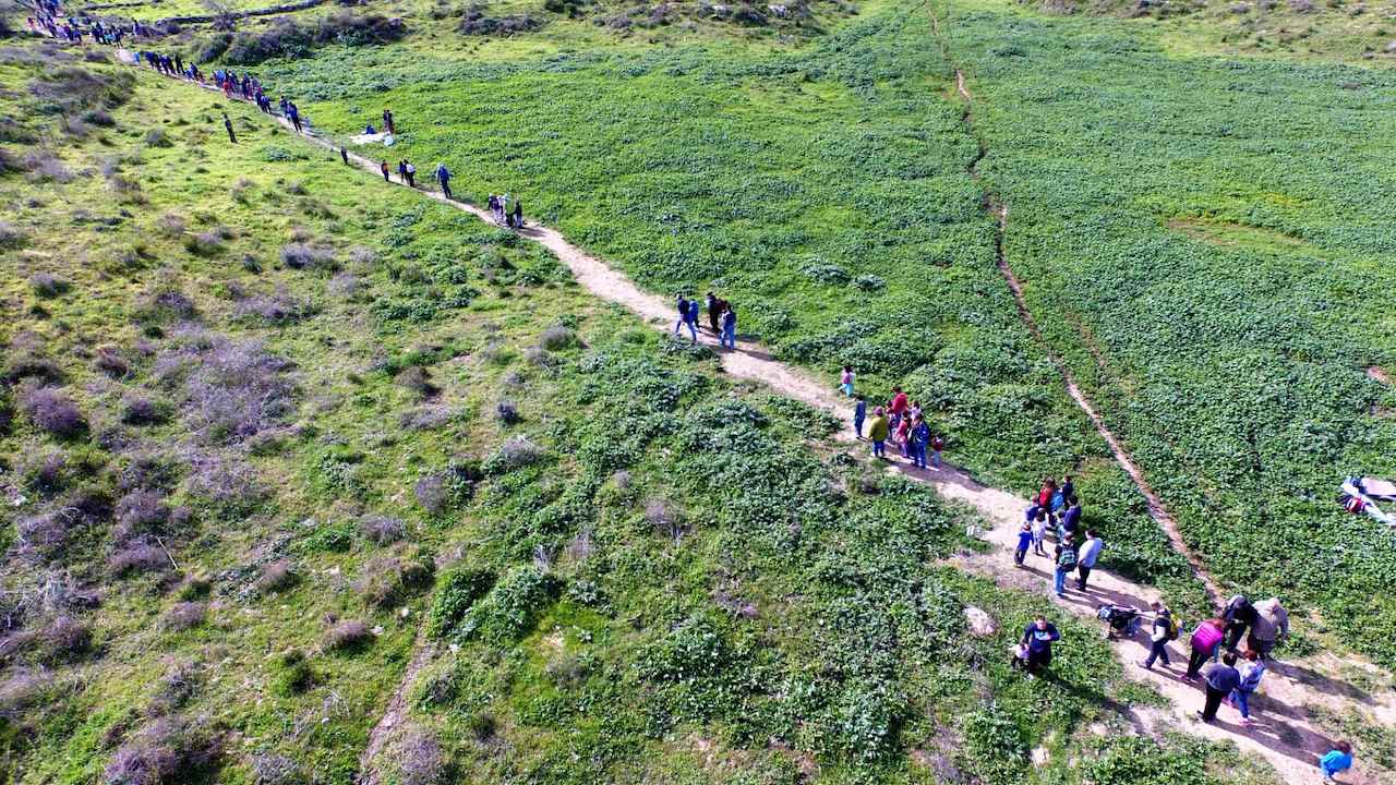 צילום רחפן של מטיילים בשבילי גבעות מודיעין