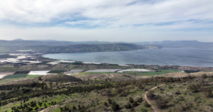 צילום ממצפה אופיר עם נוף הכינרת