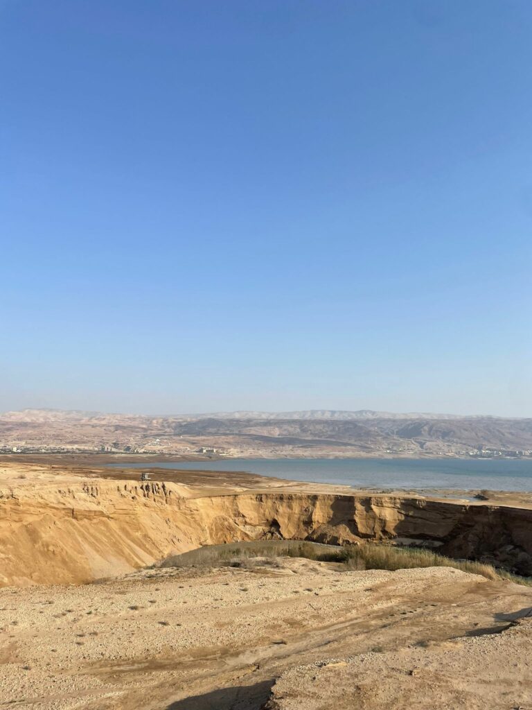 ארץ המנזרים ושפך הירדן 