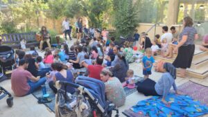 קהל במרכז המבקרים בית לוי אשכול