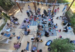 קהל במרכז מבקרים בבית לוי אשכול
