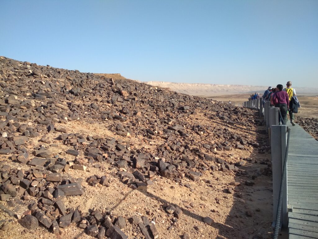 אנשים מטיילים בטיילת לצד המנסרה במכתש רמון 